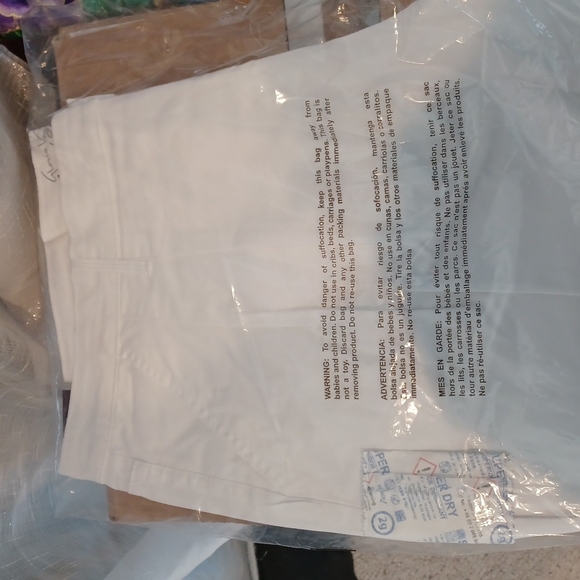 Gloria Vanderbilt Plus Size Pleated Shorts, Slimming - Picture 4 of 4